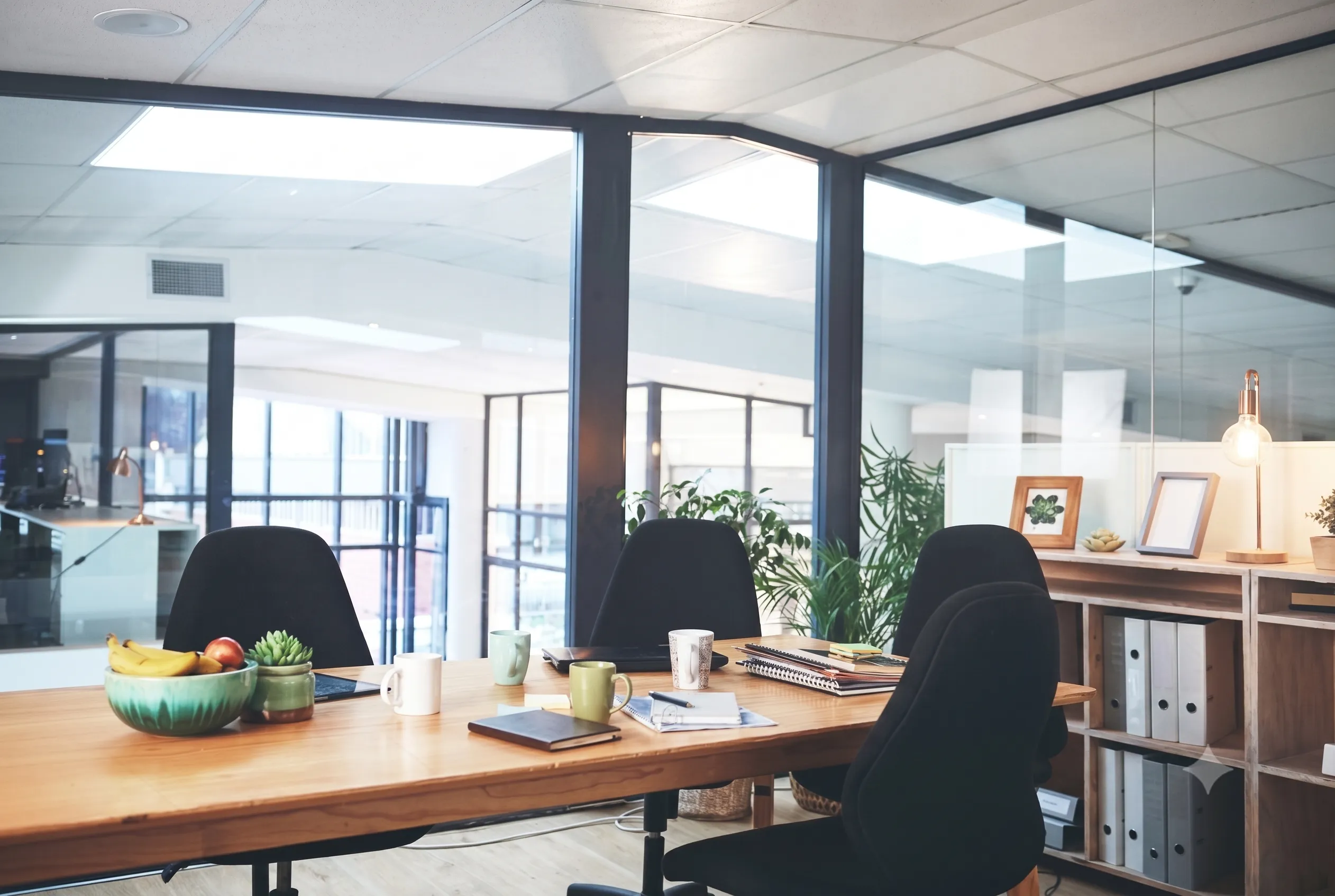 Ambiente de trabalho moderno e tecnológico — laptop, vidro e luz natural